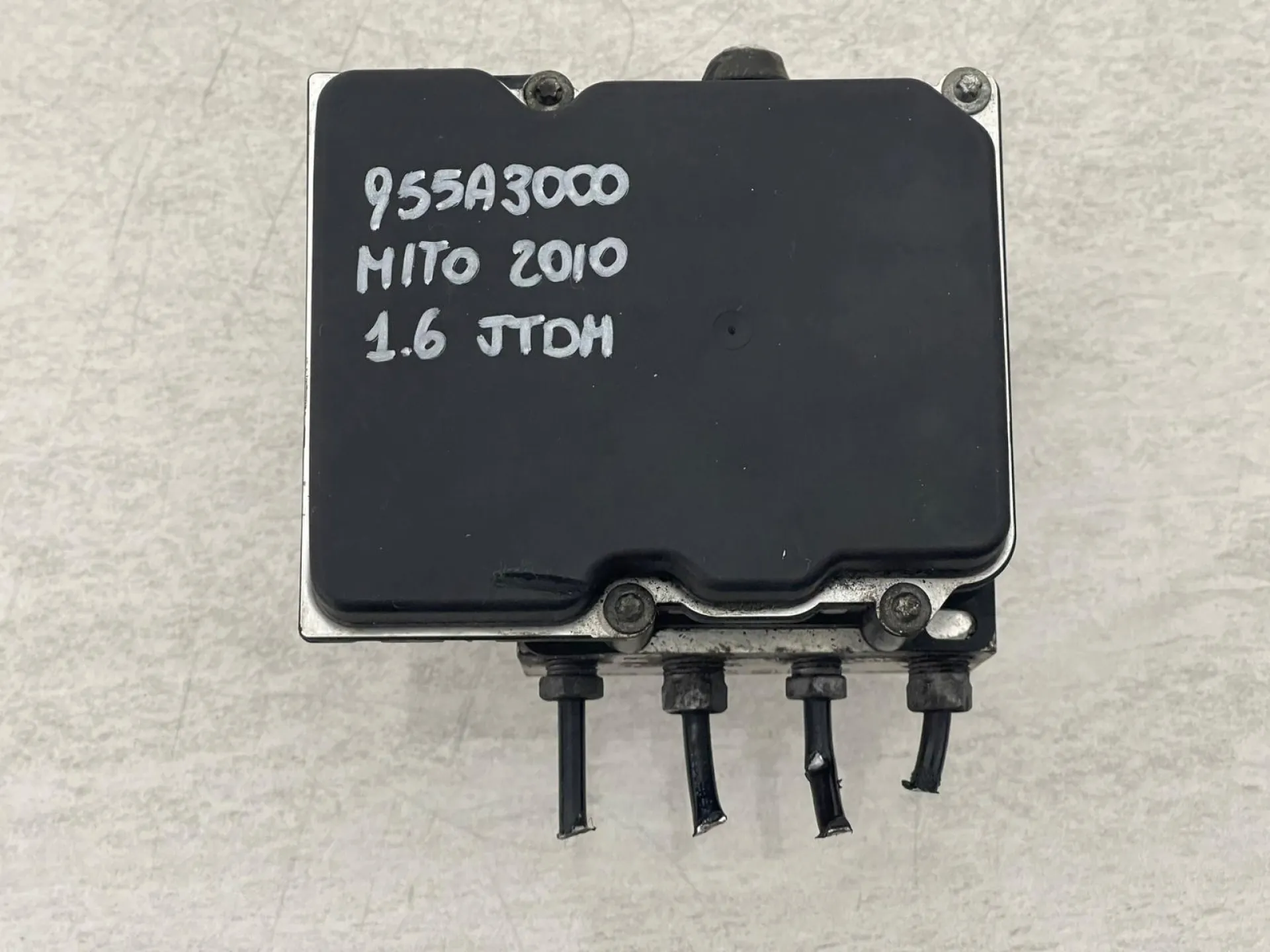 ABS con codice 51828279 da ALFA ROMEO Mito Serie (955_) con codice motore 955A3000 Diesel 1600 (08>)