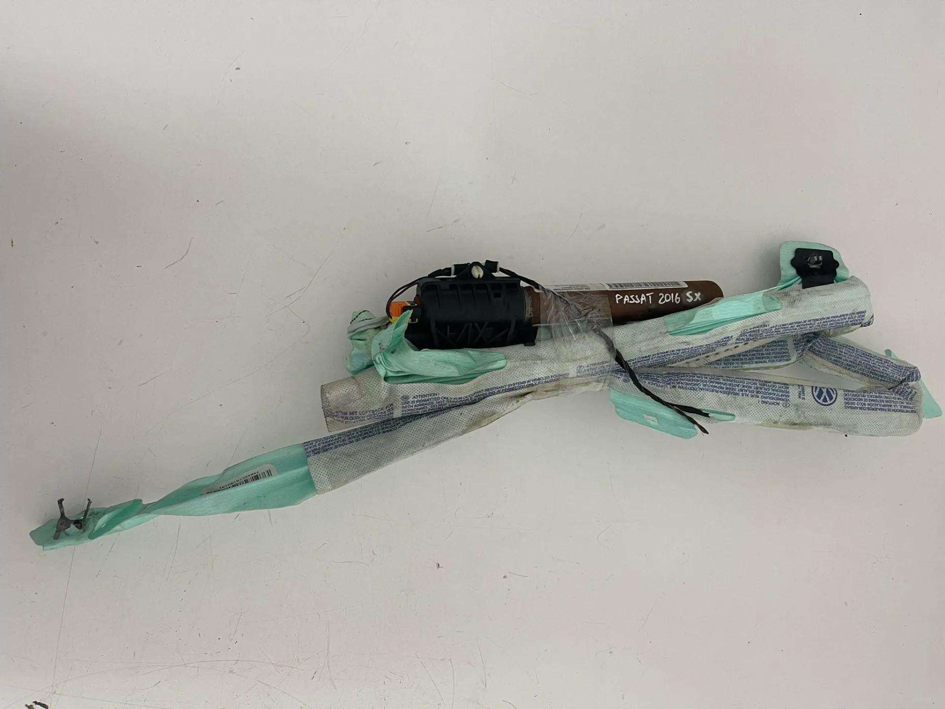 AIRBAG A TENDINA LATO SINISTRO con codice 34074649B da VOLKSWAGEN Passat Variant 5° Serie (10>)