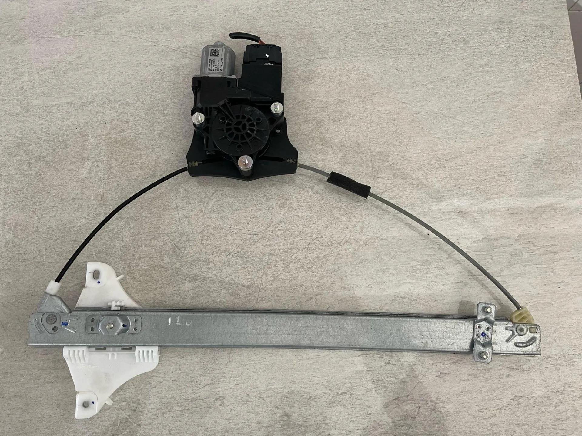 ALZACRISTALLO ELETTRICO ANT. SX con codice 82401K7520 da HYUNDAI i10 Serie (AC3, AI3) (19>)