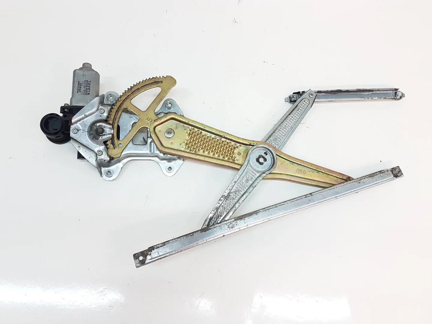 ALZACRISTALLO ELETTRICO ANT. SX con codice 6980252010 da GUIDA TOYOTA Yaris Serie (99>03) 1000 Benzina 50 (2001)