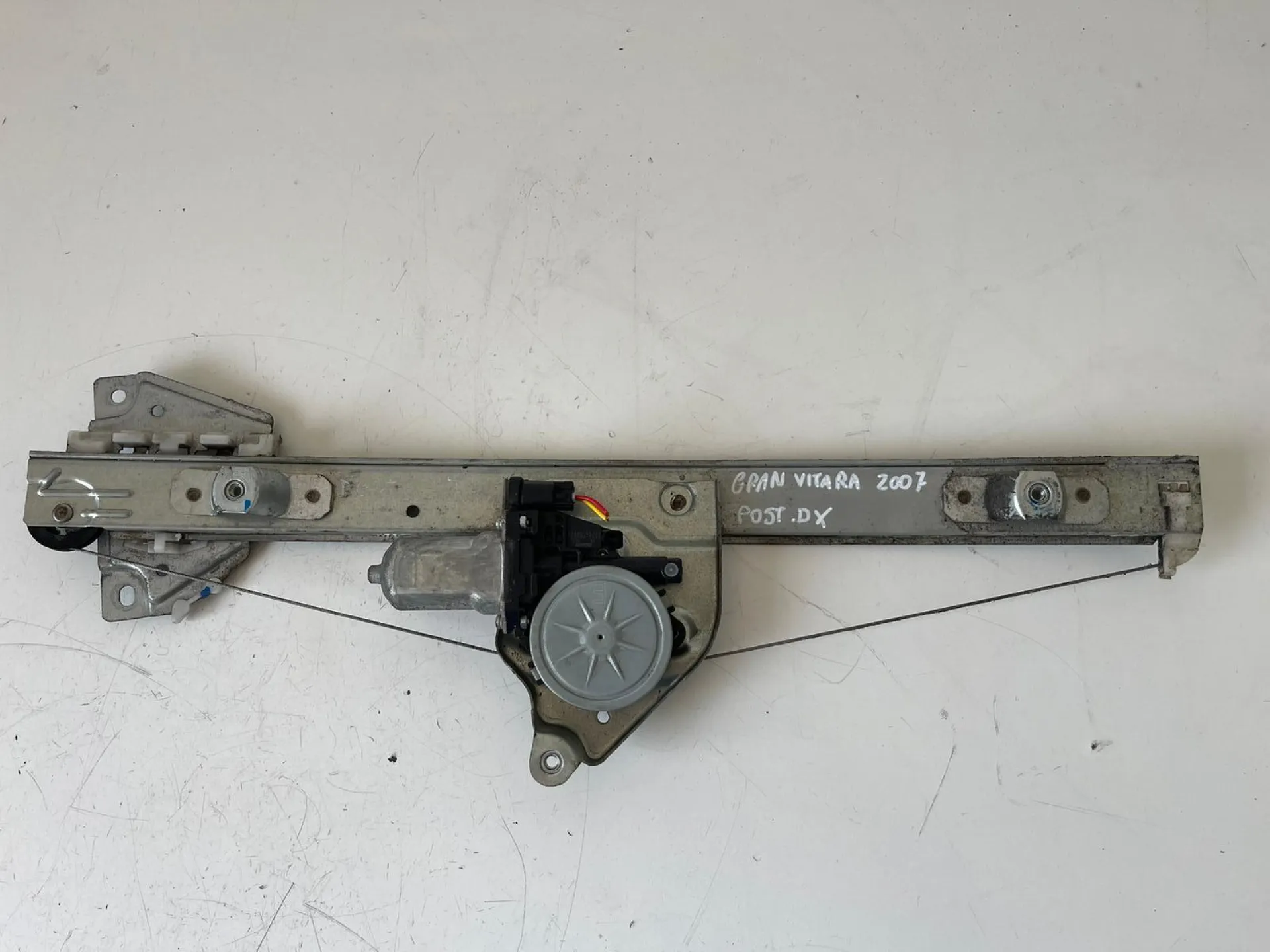 ALZACRISTALLO ELETTRICO POST. DX con codice 83430-65J00 da SUZUKI Grand Vitara JB (06>)