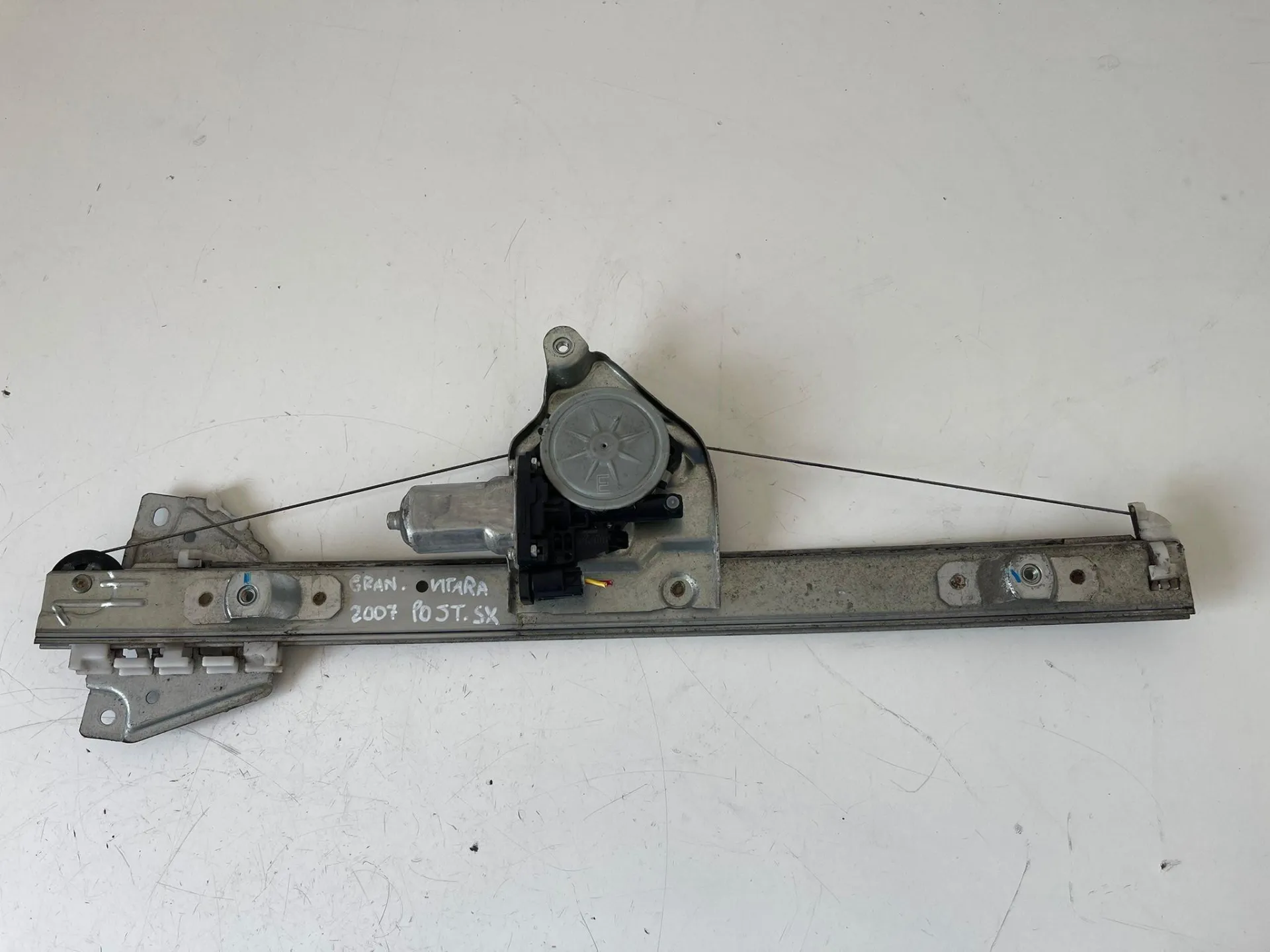 ALZACRISTALLO ELETTRICO POST. SX con codice 83460-65J00 da SUZUKI Grand Vitara JB (06>)