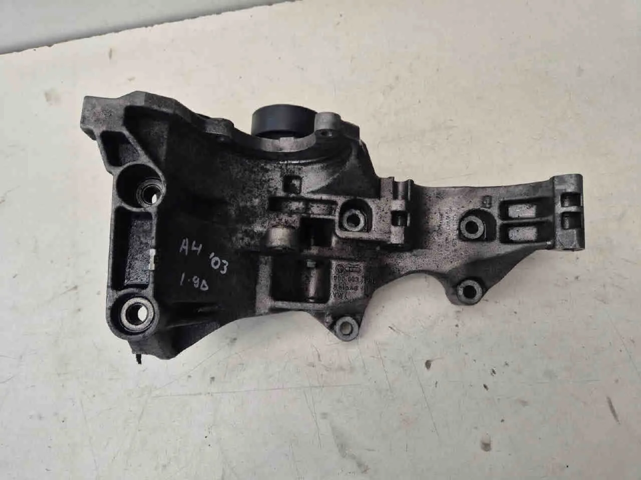 Supporto alternatore AUDI A4 Avant (8E) (00>04) del 2000 - 2004  CODICE RICAMBIO : 03g903123b