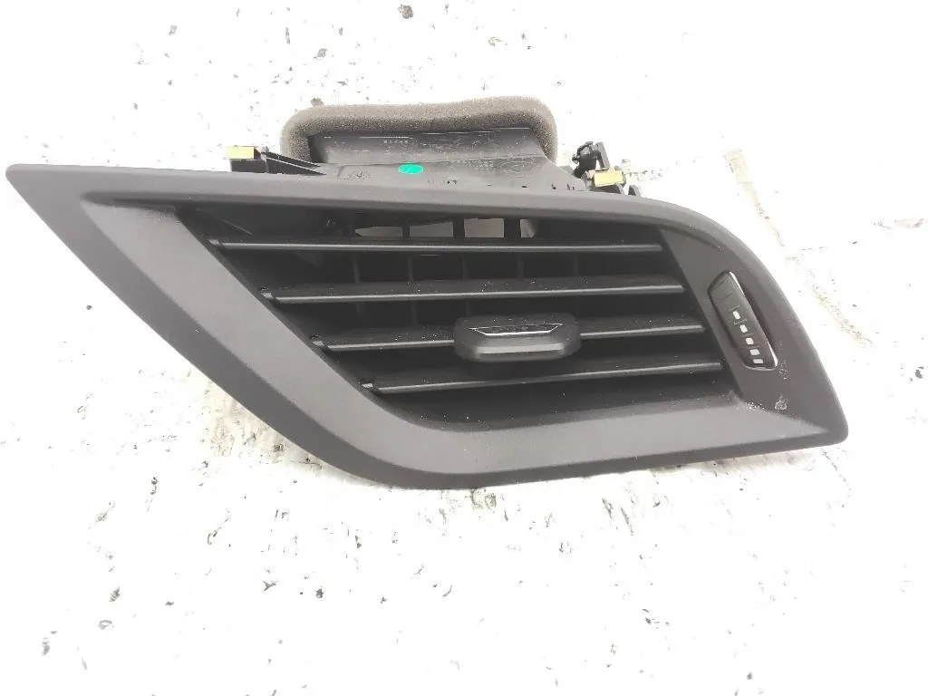 BOCCHETTA ARIA CRUSCOTTO DX con codice 6823189 da BMW Serie 1 F40 (19>)
