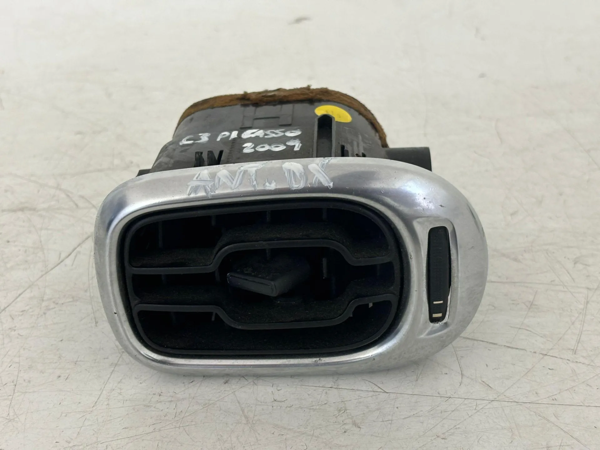 BOCCHETTA ARIA CRUSCOTTO DX con codice 9682570377 da CITROEN C3 Picasso (08>)