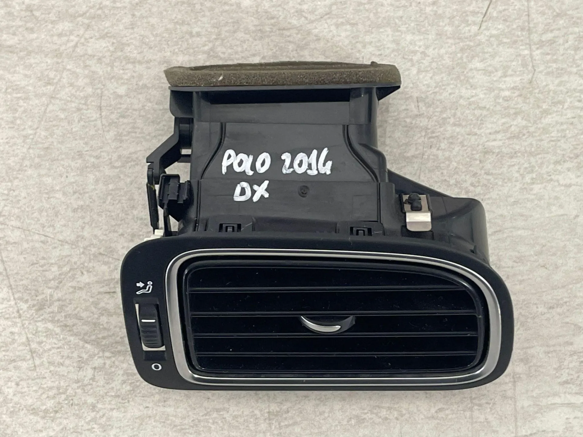 BOCCHETTA ARIA CRUSCOTTO DX con codice 10R-030767 da VOLKSWAGEN Polo 5° Serie (09>17)