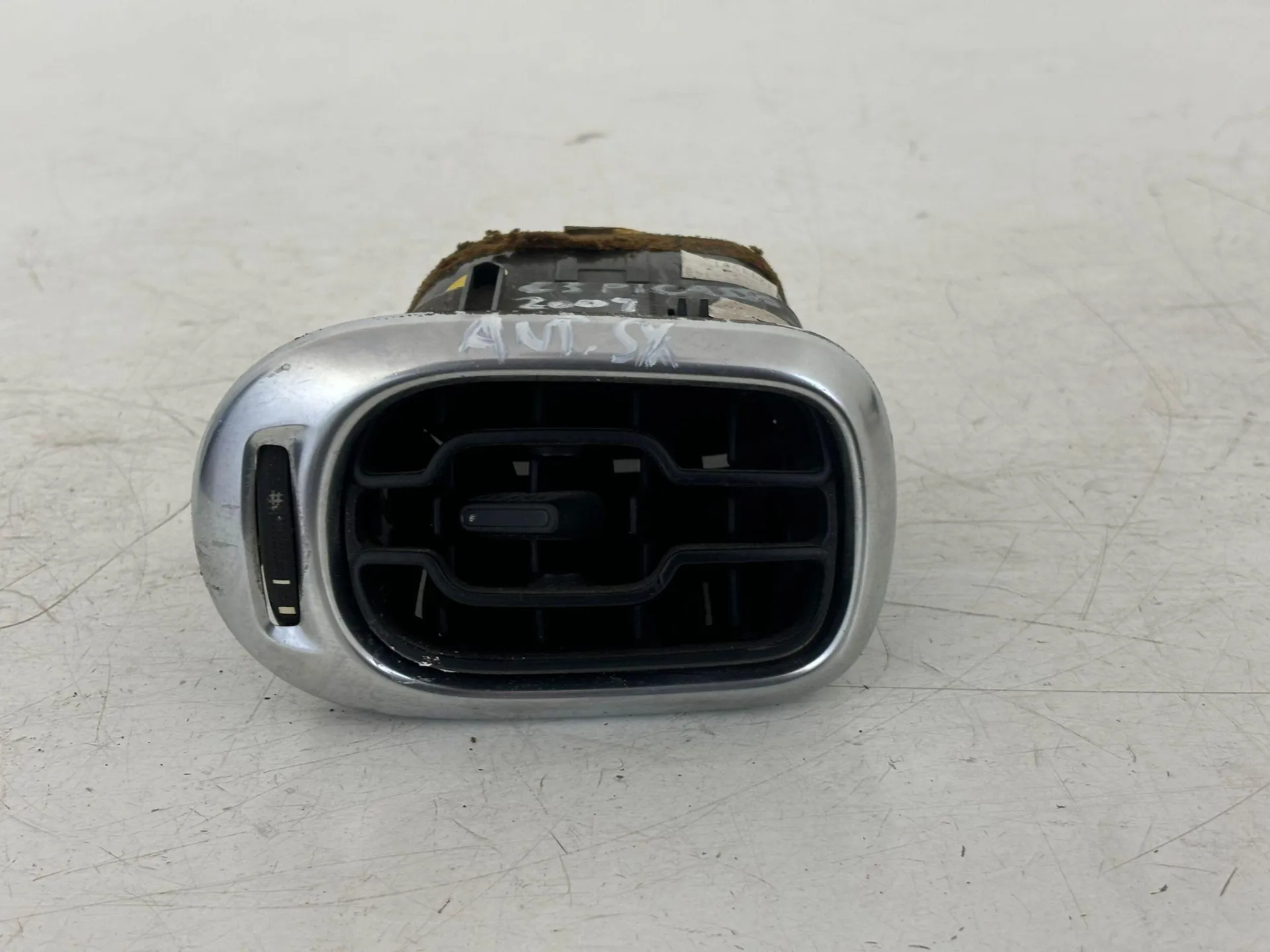BOCCHETTA ARIA CRUSCOTTO SX con codice 9683043377 da CITROEN C3 Picasso (08>)