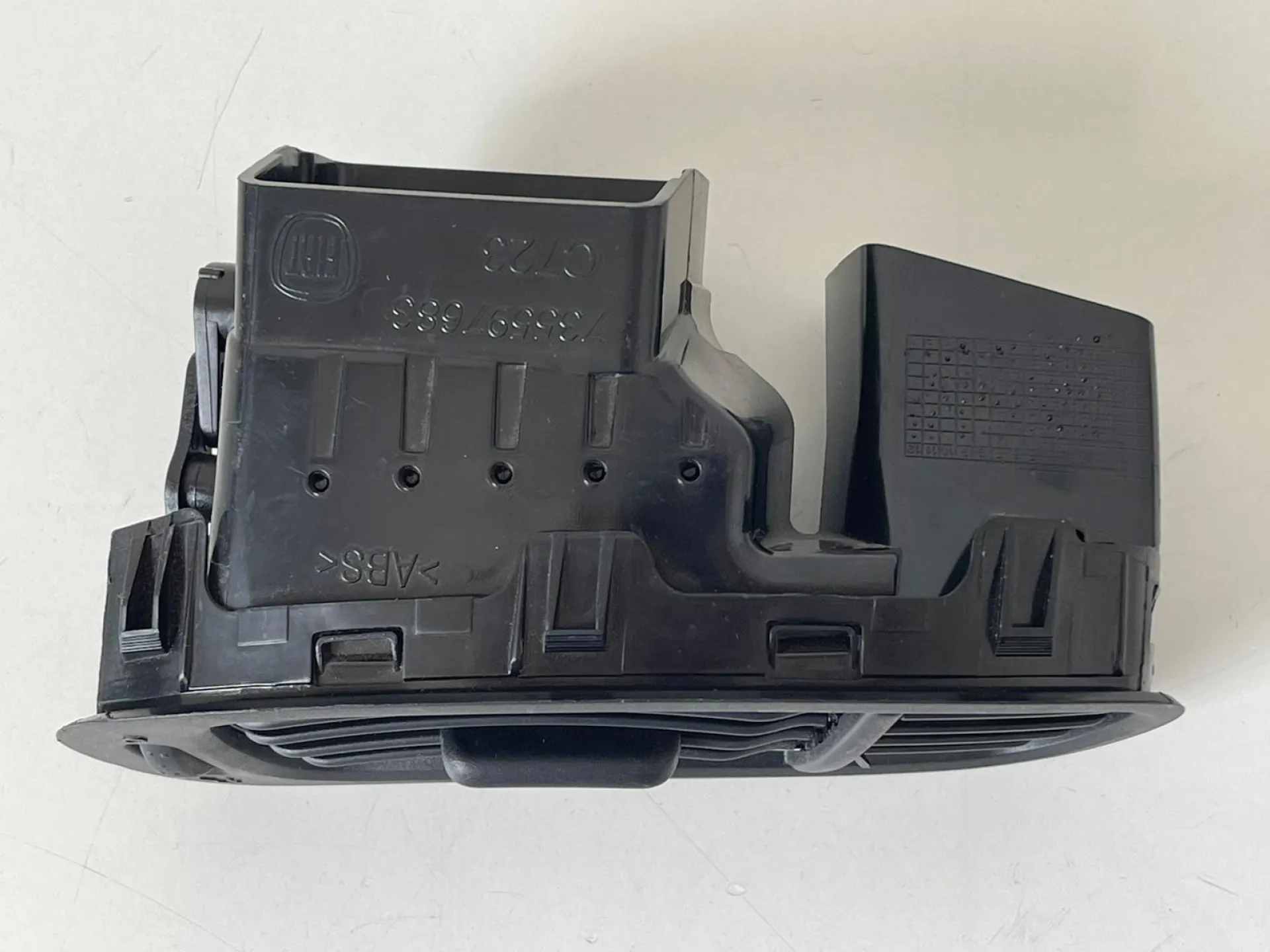 BOCCHETTA ARIA CRUSCOTTO SX con codice 735597683 da FIAT Panda 3° Serie (12>)