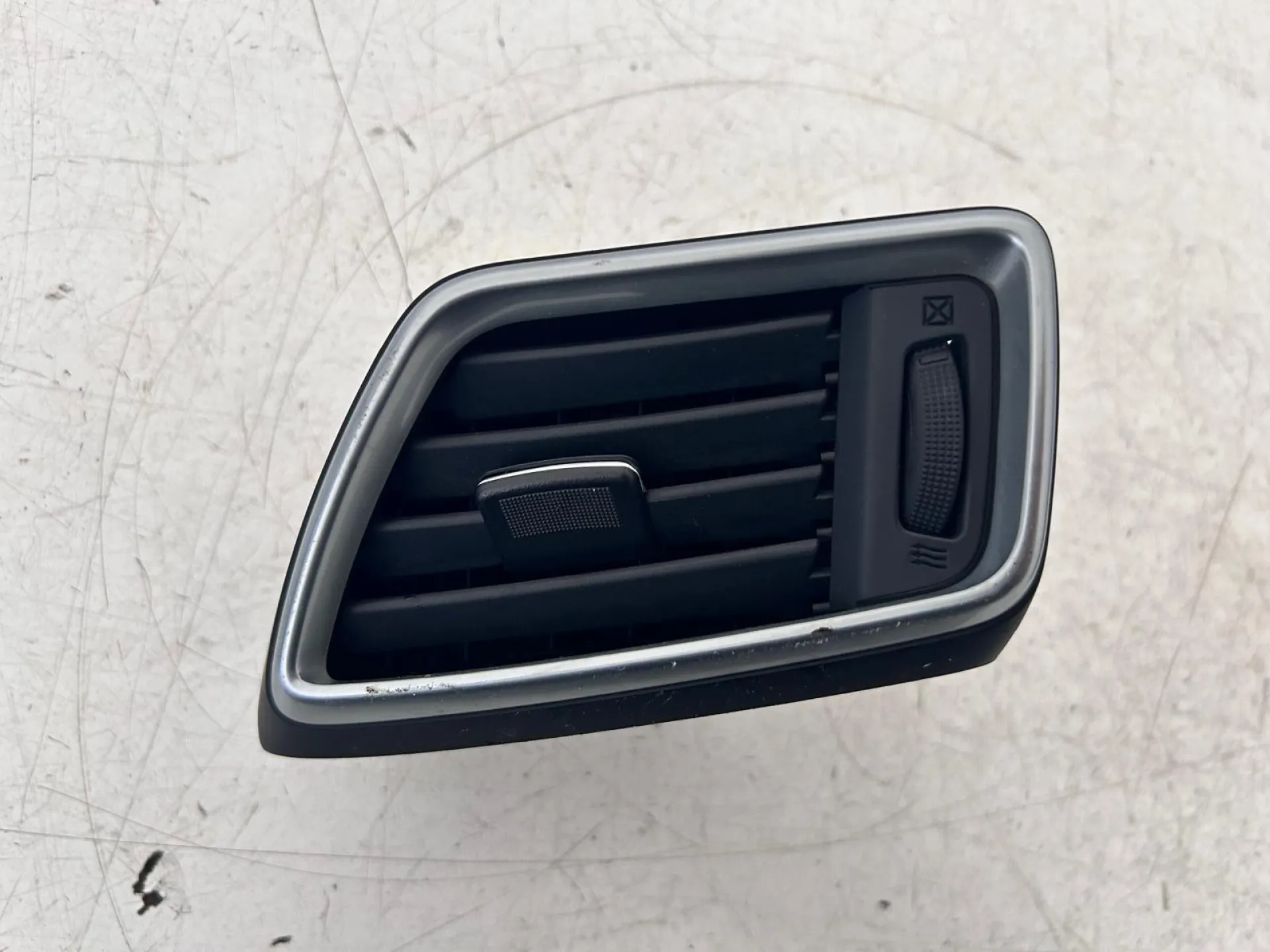 BOCCHETTA ARIA CRUSCOTTO SX con codice 68761HV00A da NISSAN Qashqai Serie (14>)