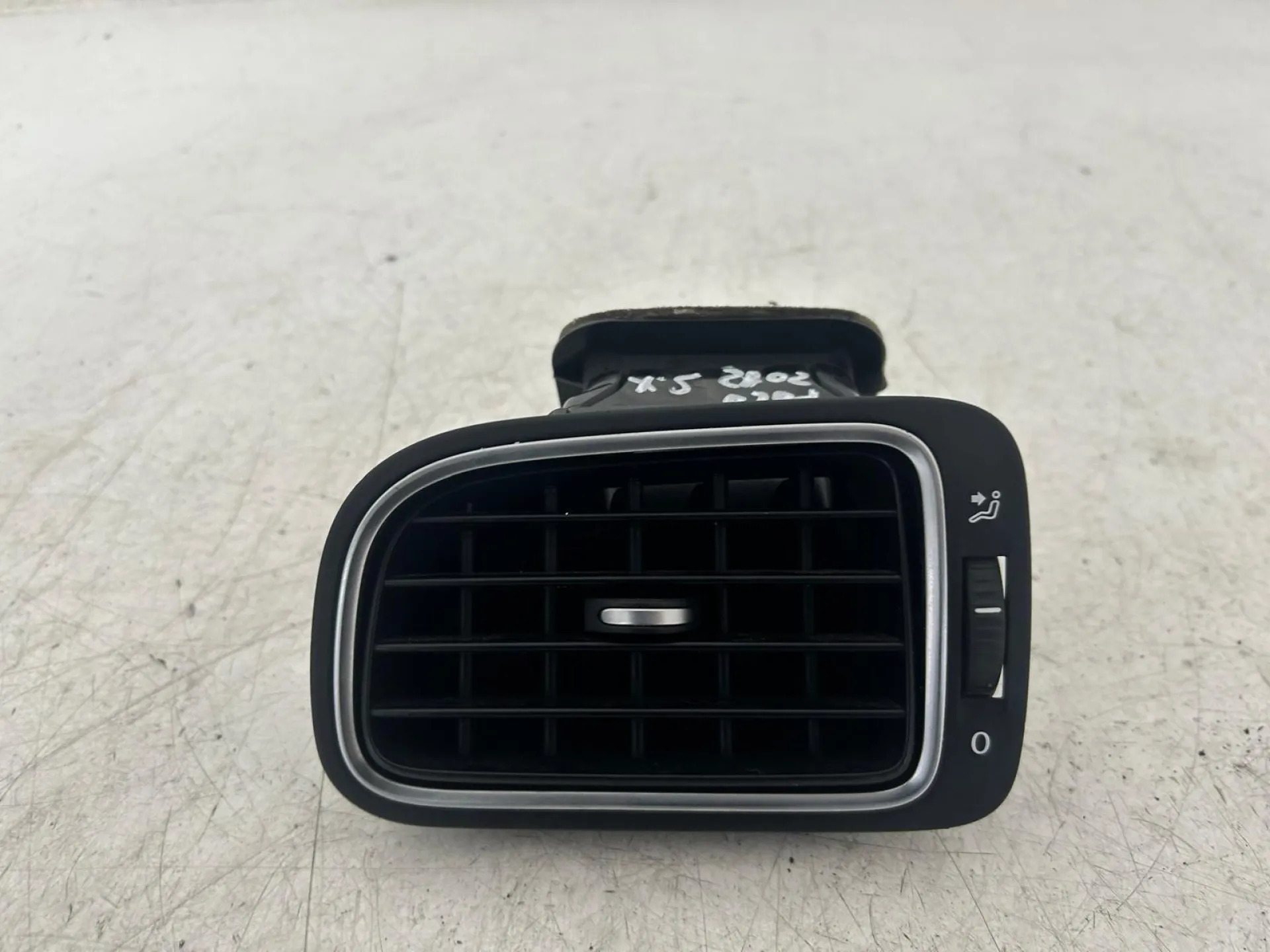 BOCCHETTA ARIA CRUSCOTTO SX con codice 6RF819703A da VOLKSWAGEN Polo 5° Serie (09>17)