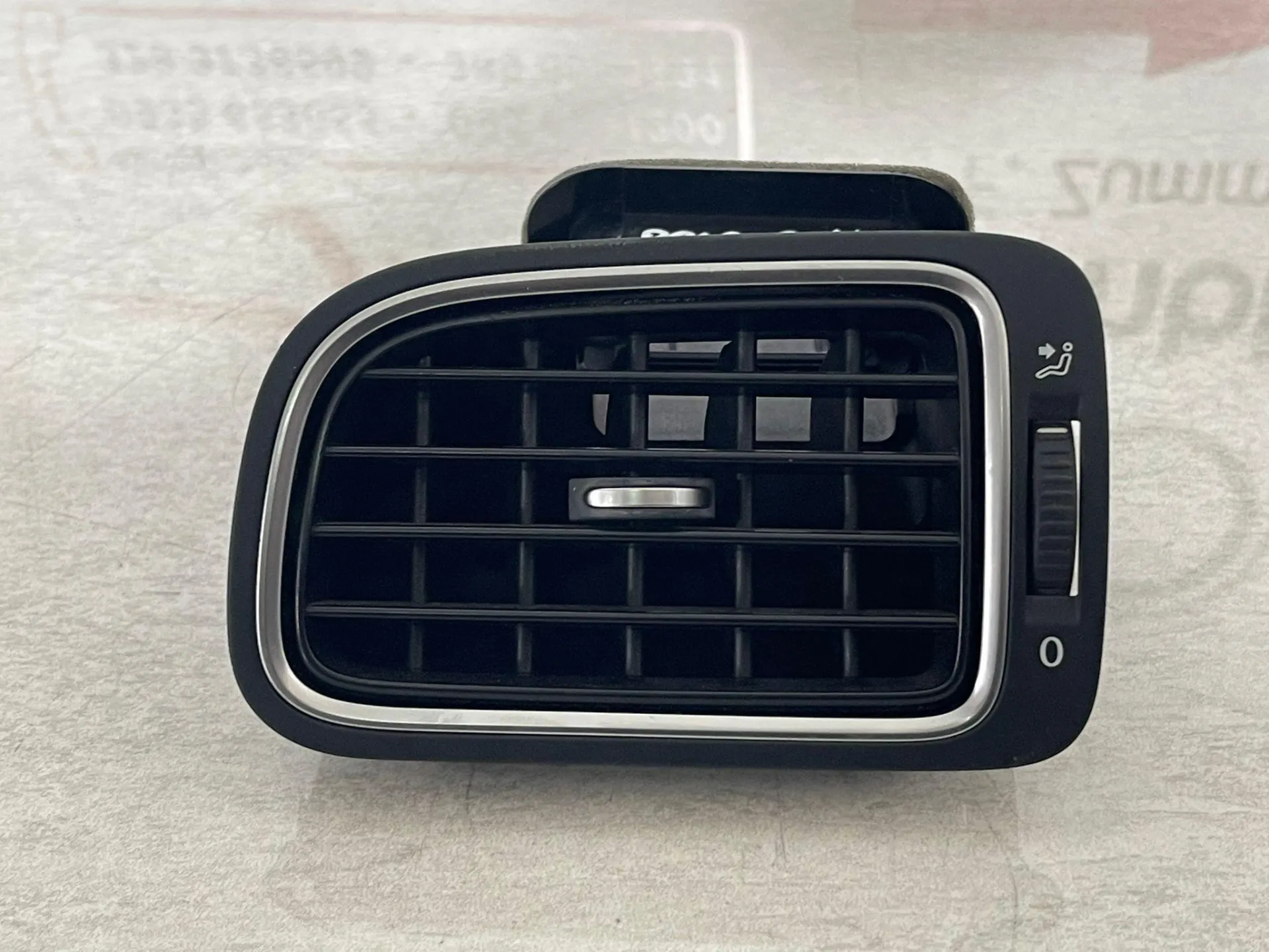 BOCCHETTA ARIA CRUSCOTTO SX con codice 6RF819703C da VOLKSWAGEN Polo 5° Serie (09>17)