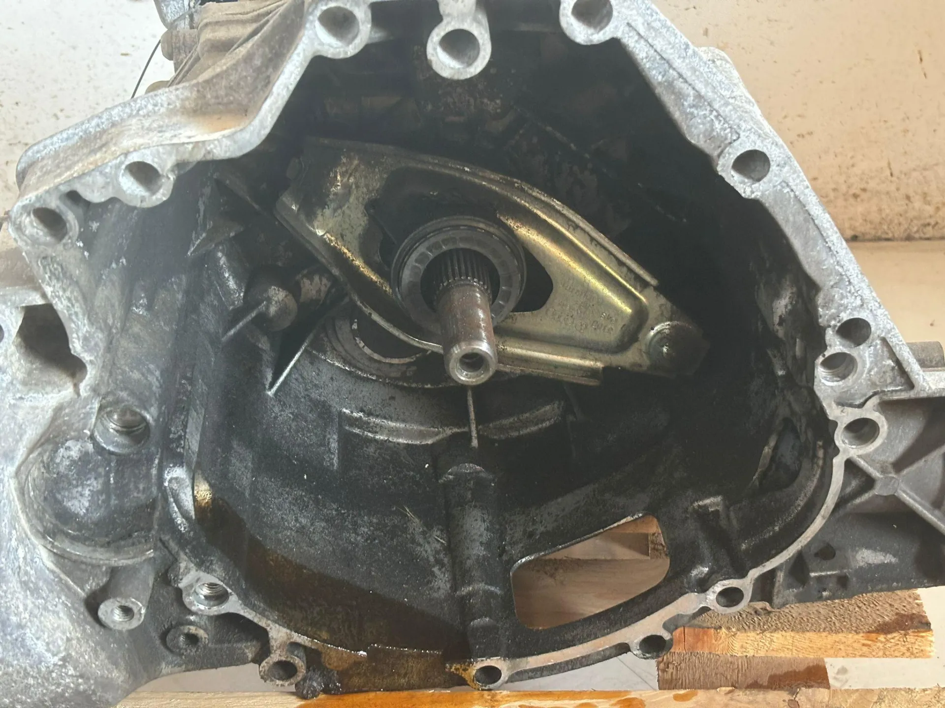 CAMBIO MANUALE COMPLETO con codice 0B1301213 da AUDI A6 Berlina Serie C7 (4GC) con codice motore CGL/CGL Diesel 2000 (11>)