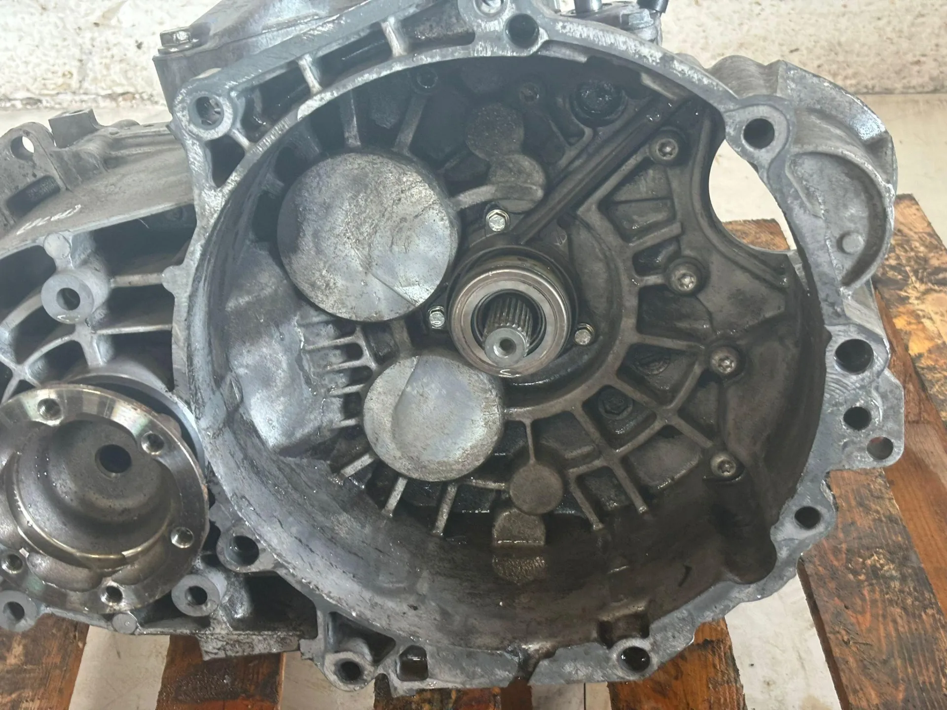 CAMBIO MANUALE COMPLETO con codice 1K0199117 da AUDI Q3 Serie (8UG) con codice motore CCT/CCT Benzina 2000 (14>)