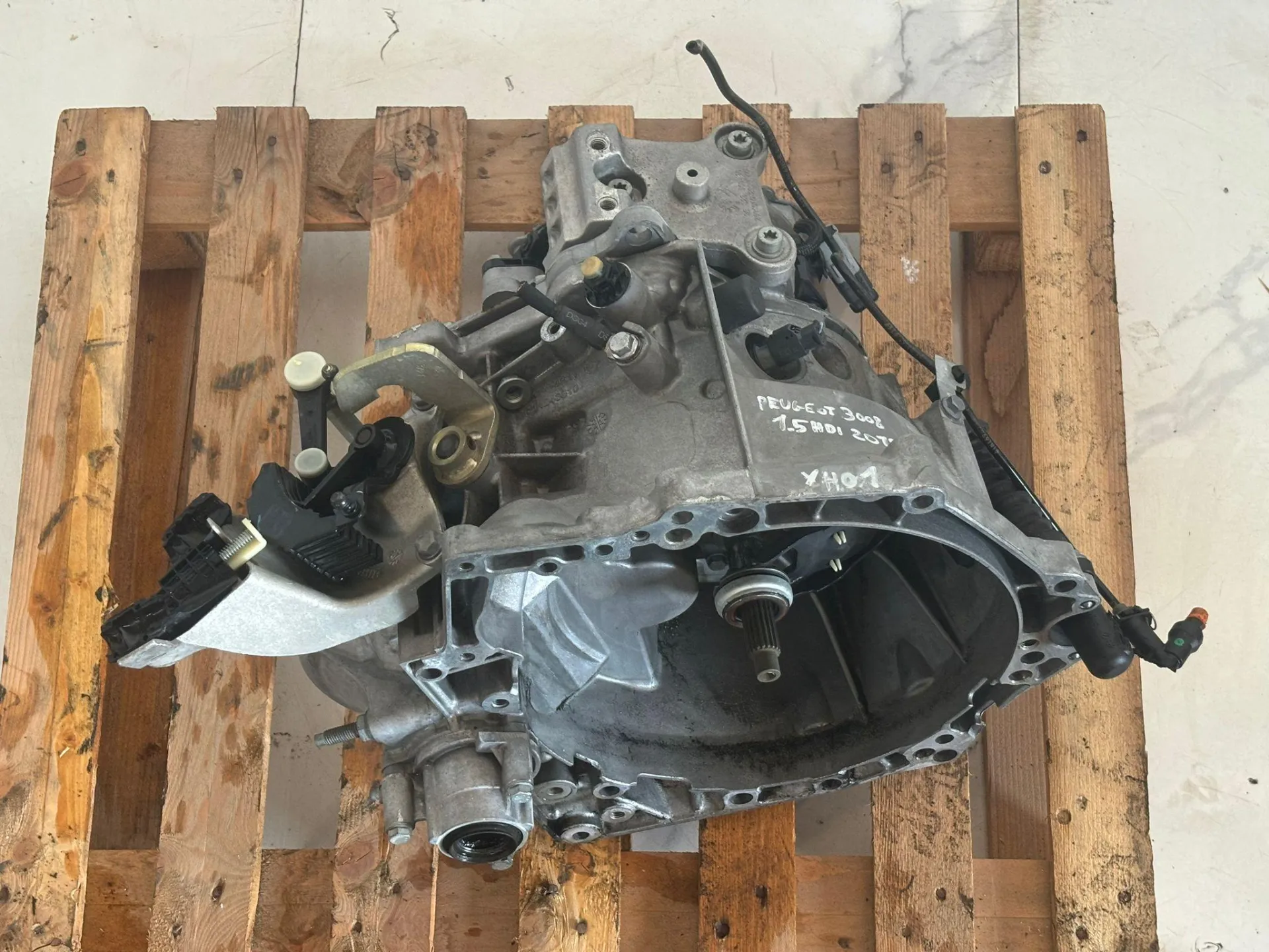 CAMBIO MANUALE COMPLETO con codice 3002555 C da PEUGEOT 3008 Serie con codice motore YH01/YH01 Diesel 1500 (16>)
