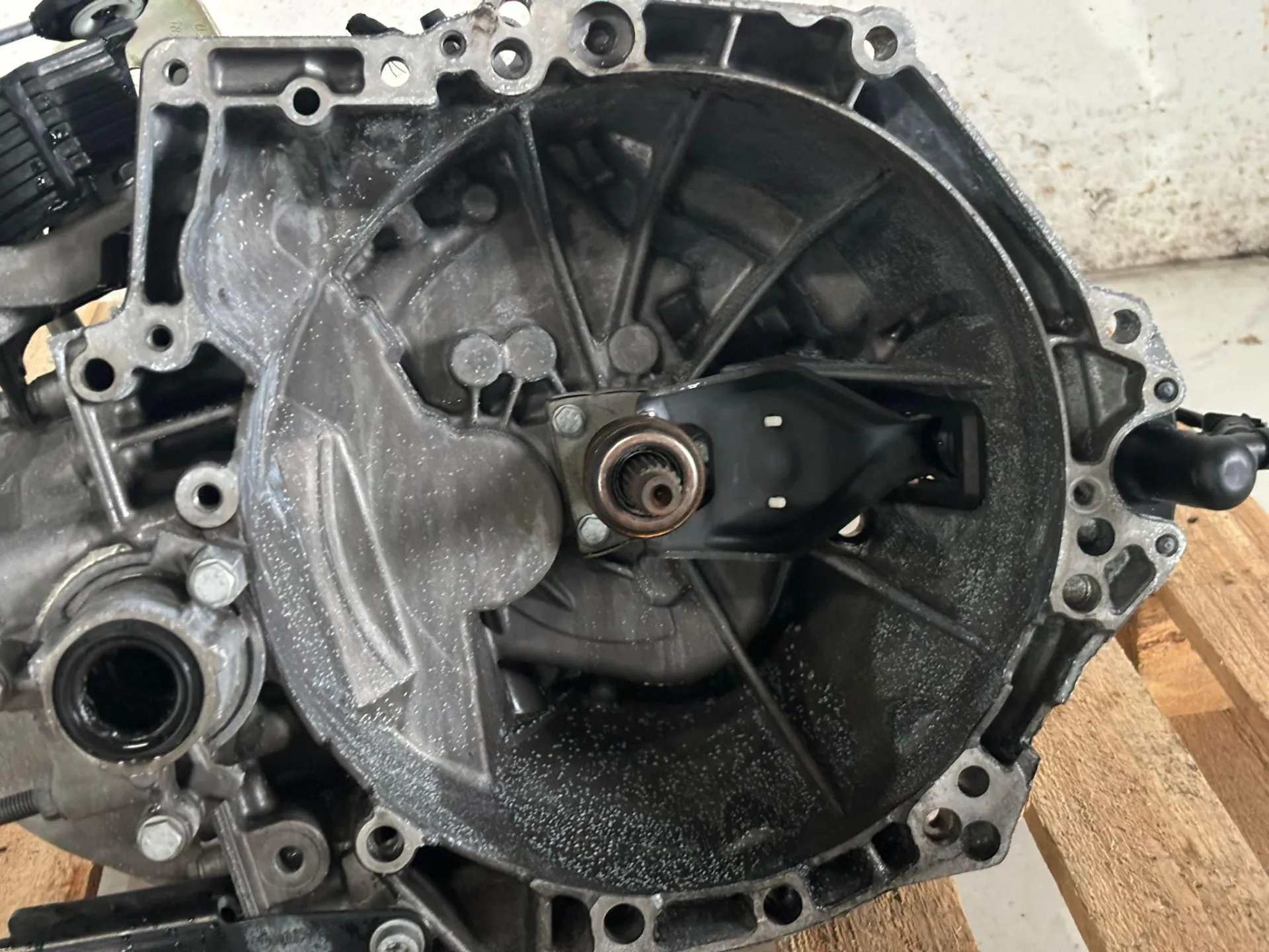 CAMBIO MANUALE COMPLETO con codice 9682355880 da PEUGEOT 3008 Serie Diesel 1500 (16>)