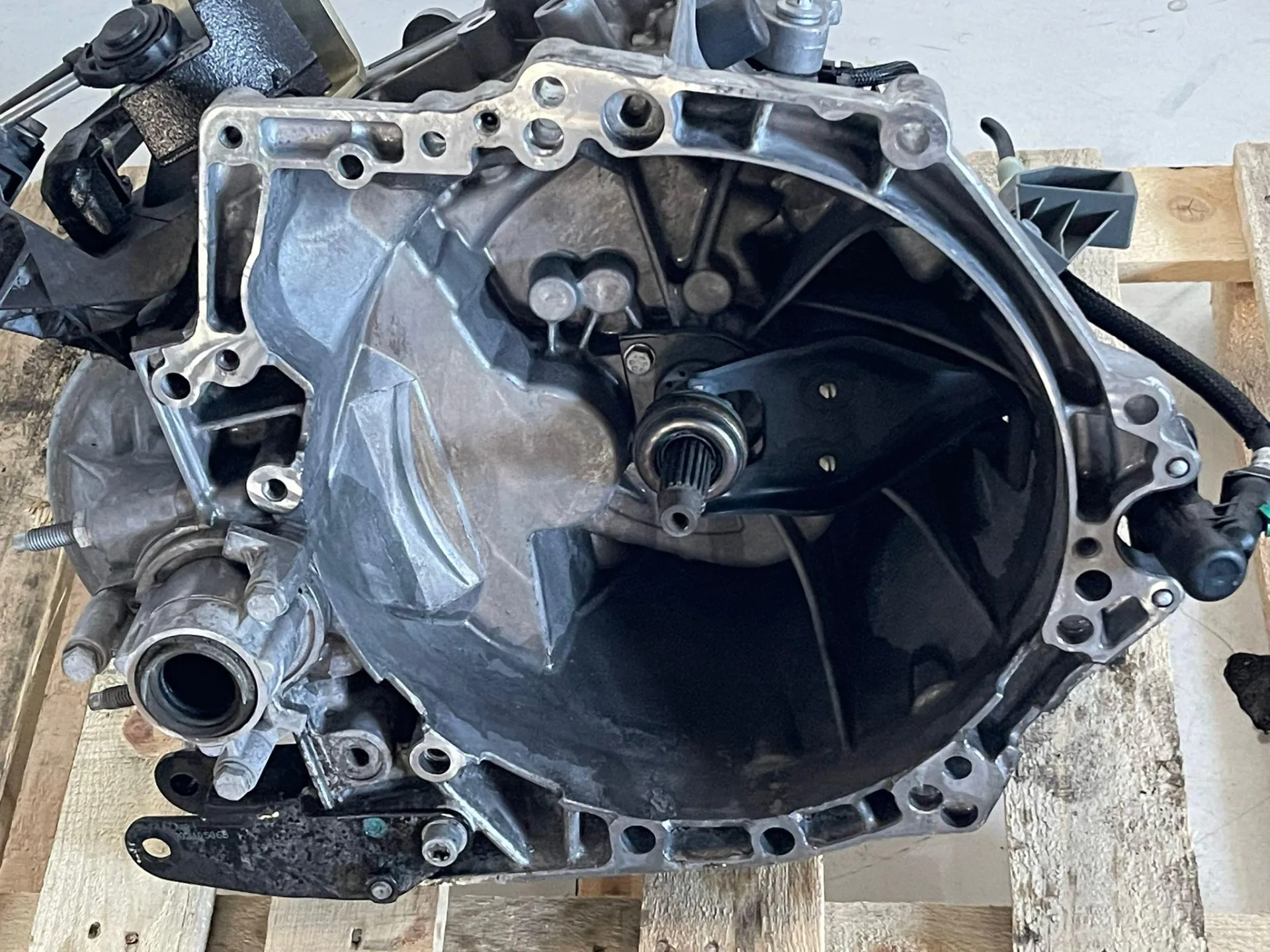 CAMBIO MANUALE COMPLETO con codice 3040592 C da PEUGEOT 3008 Serie con codice motore YH01 Diesel 1500 (16>23)