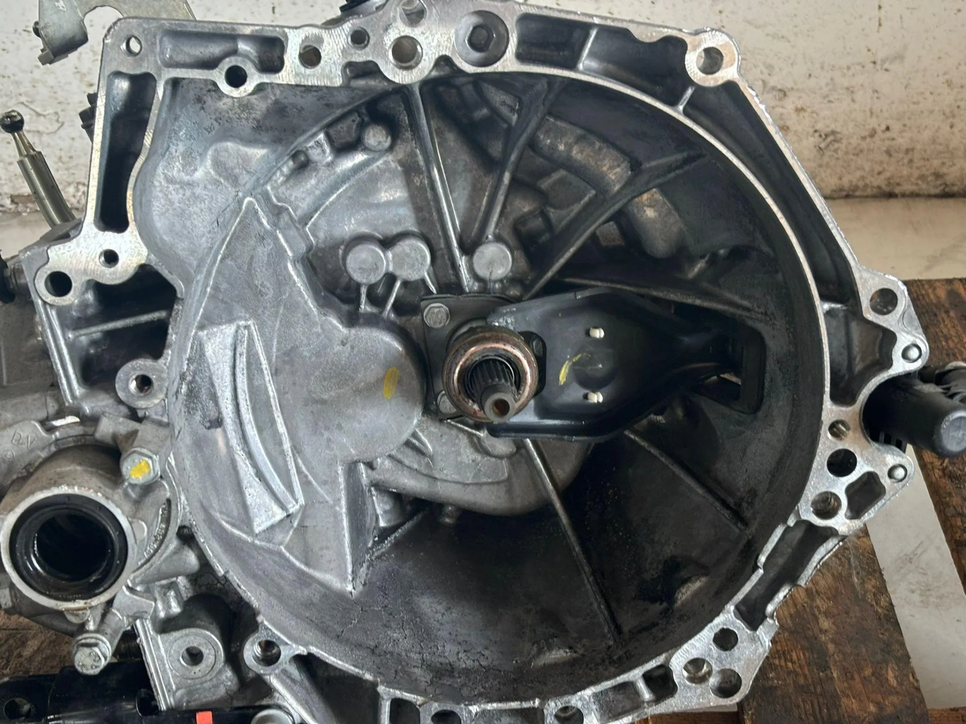 CAMBIO MANUALE COMPLETO con codice 9811243810 da PEUGEOT 308 2° Serie Diesel 1500 (13>)