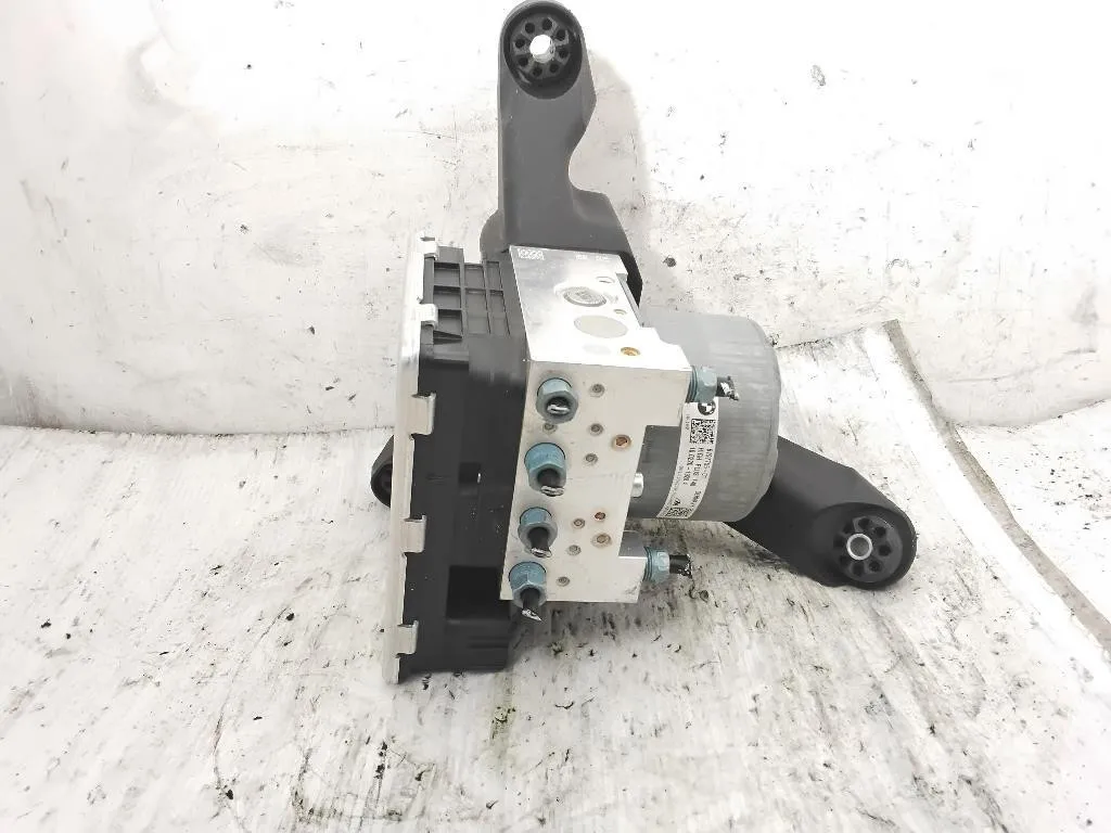 CENTRALINA ABS con codice 10.0220-1928.4 6797755-01 da BMW Serie 1 F40 B37C15A diesel 1496 (19>)