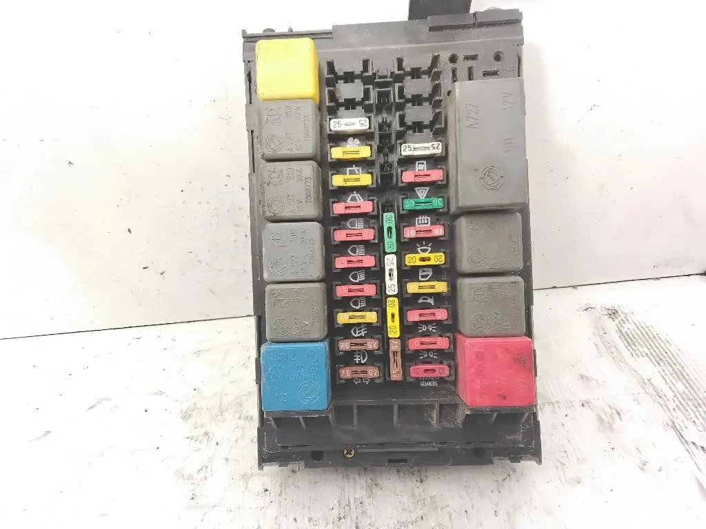 CENTRALINA PORTA FUSIBILI ALFA ROMEO 155 Serie (167_) AR67105 benzina 1749 (94>97)