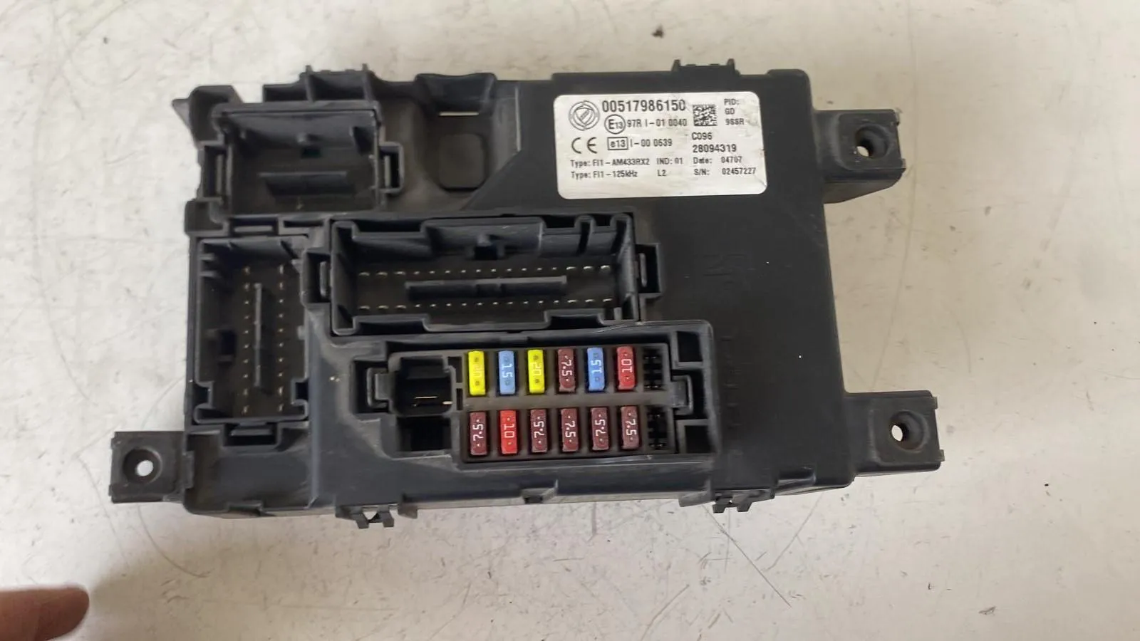 CENTRALINA PORTA FUSIBILI con codice 00517986150 da FIAT Grande Punto 3° Serie con codice motore 199B1000/199B1000 Diesel 1300 (12>)