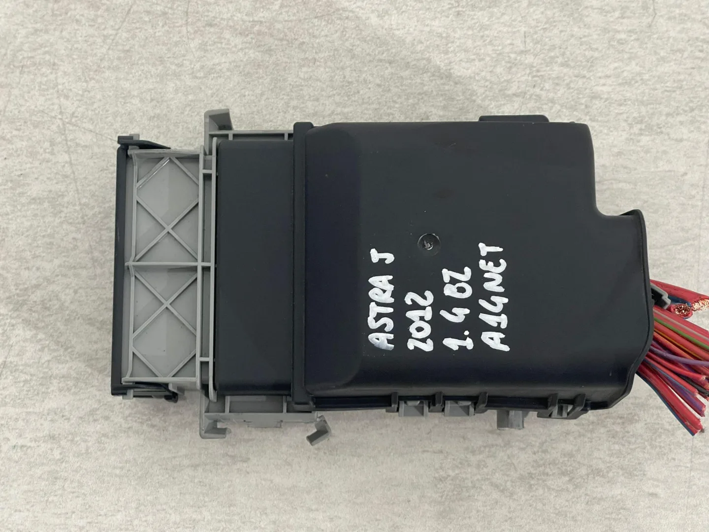 CENTRALINA PORTA FUSIBILI con codice 13222786 da OPEL Astra J 2° Serie con codice motore A14NET Benzina 1400