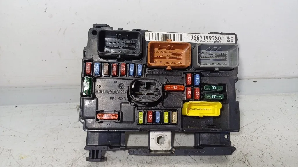 CENTRALINA PORTA FUSIBILI CITROEN C3 Serie 9667199780 DV4C-8HR-8H01 diesel 1398 (09>15)