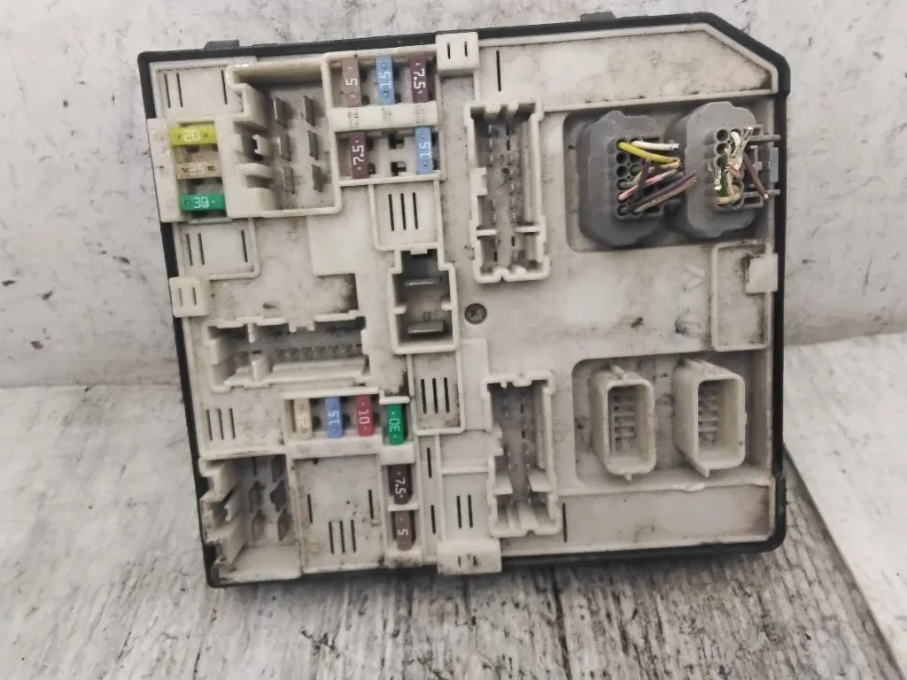 CENTRALINA PORTA FUSIBILI con codice 284B63788R da RENAULT Kangoo 4° Serie K9K876 diesel 1461 (08>21)