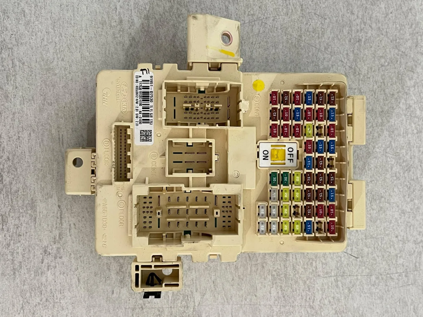 CENTRALINA PORTA FUSIBILI con codice 91951-D7530 da HYUNDAI Tucson serie con codice motore D4FE Diesel 1600