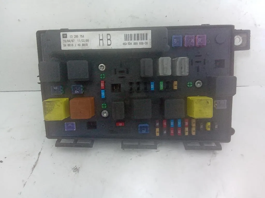 CENTRALINA PORTA FUSIBILI con codice 13206754 da OPEL Astra H Berlina 2° serie Z17DTR diesel 1686 (07>)