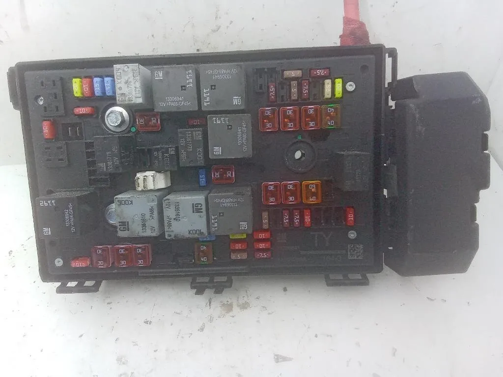 CENTRALINA PORTA FUSIBILI con codice 13368641 da OPEL Astra J S. Wagon A17DTS diesel 1686 (11>)