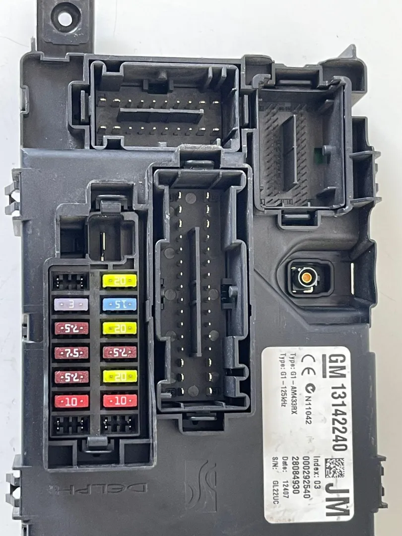 CENTRALINA PORTA FUSIBILI con codice 13142240 da OPEL Corsa D 3P 1° Serie Benzina 1200 (06>)