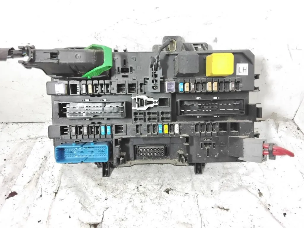 CENTRALINA PORTA FUSIBILI con codice 13268286 5DK008669-24 da OPEL Zafira B 2° Serie Z16XNT bifuel/metano 1598 (08>)