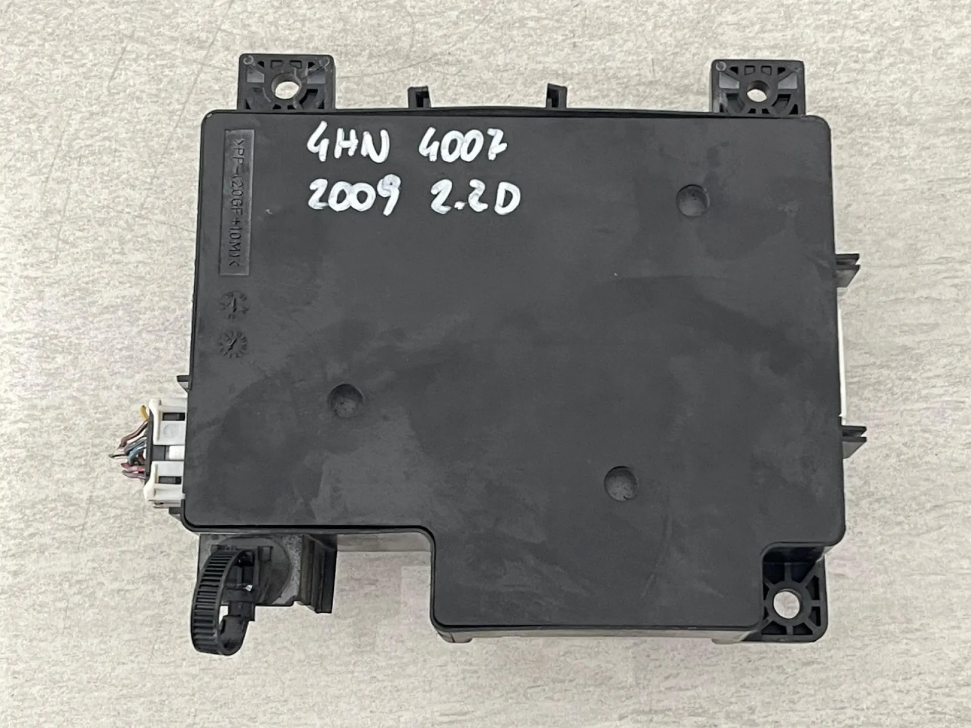 CENTRALINA PORTA FUSIBILI con codice 8637A318 da PEUGEOT 4007 1° Serie con codice motore 4HN Diesel 2200