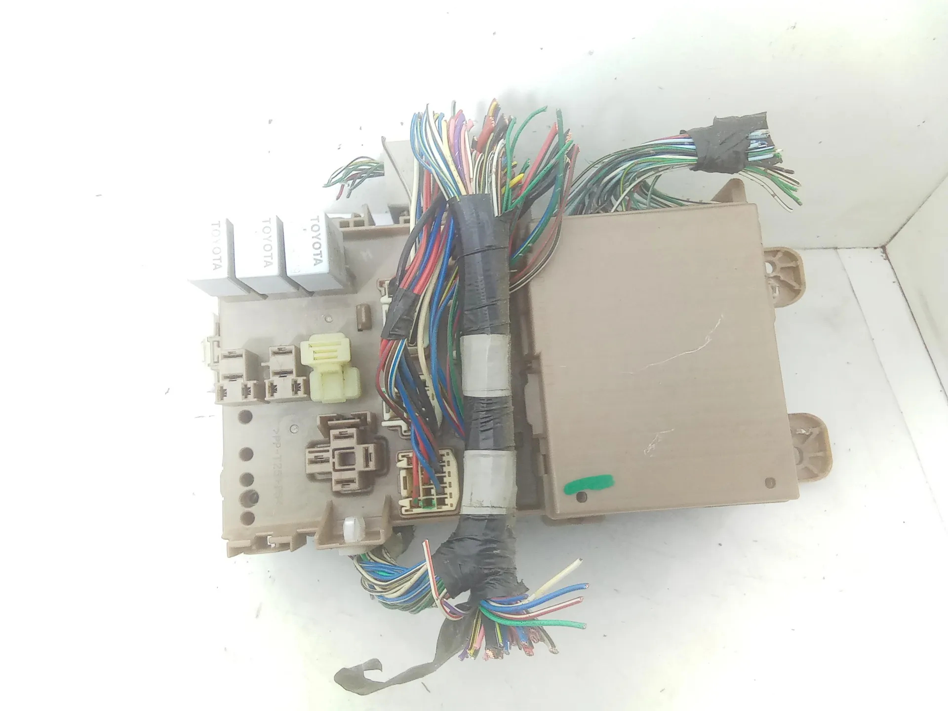 CENTRALINA PORTA FUSIBILI con codice 82641-02040 da TOYOTA Corolla Berlina 3° Serie 3-5P 3zz-fe Benzina 1400 (02>04)