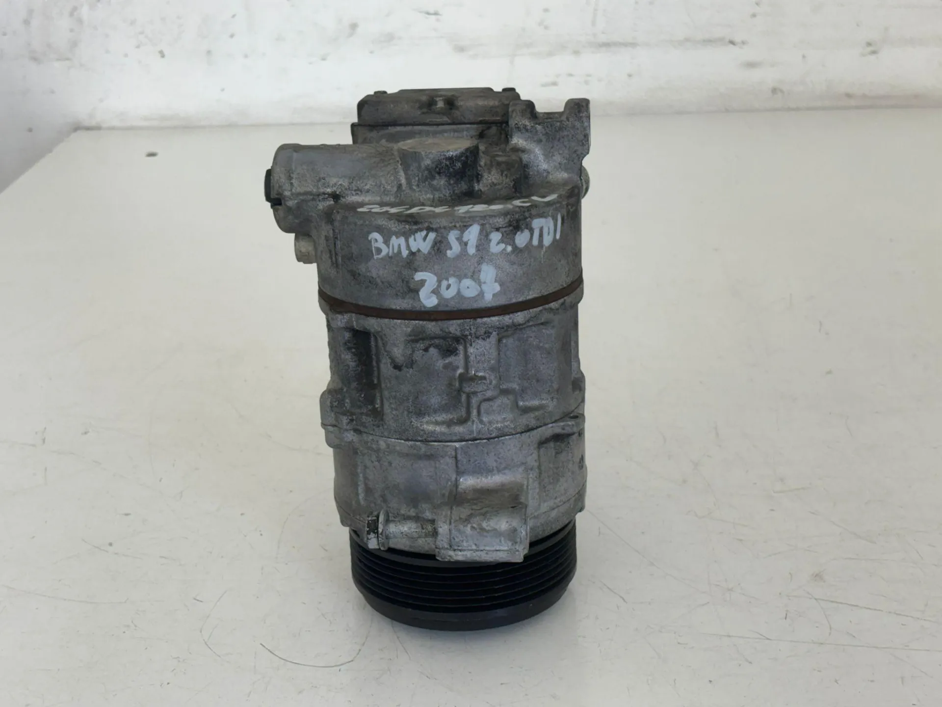 COMPRESSORE A/C con codice 6452 6935613-02 da BMW Serie 1 Serie (E87) con codice motore 204D4/204D4 Diesel 2000 (07>)