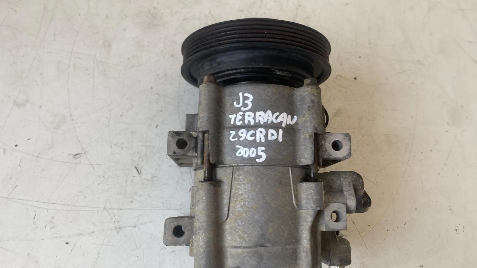 COMPRESSORE A/C con codice ACWCA-08 da HYUNDAI Terracan 2° Serie con codice motore J3/J3 Diesel 2900 (04>)