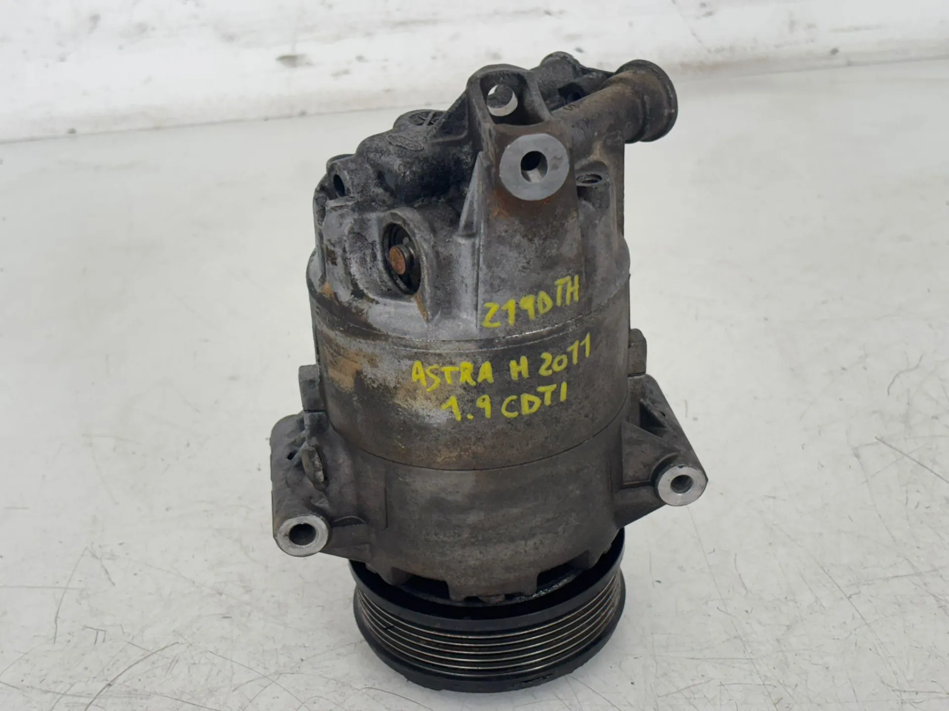 COMPRESSORE A/C con codice 13124752 da OPEL Astra H Berlina 2° serie Diesel 1900 (07>)