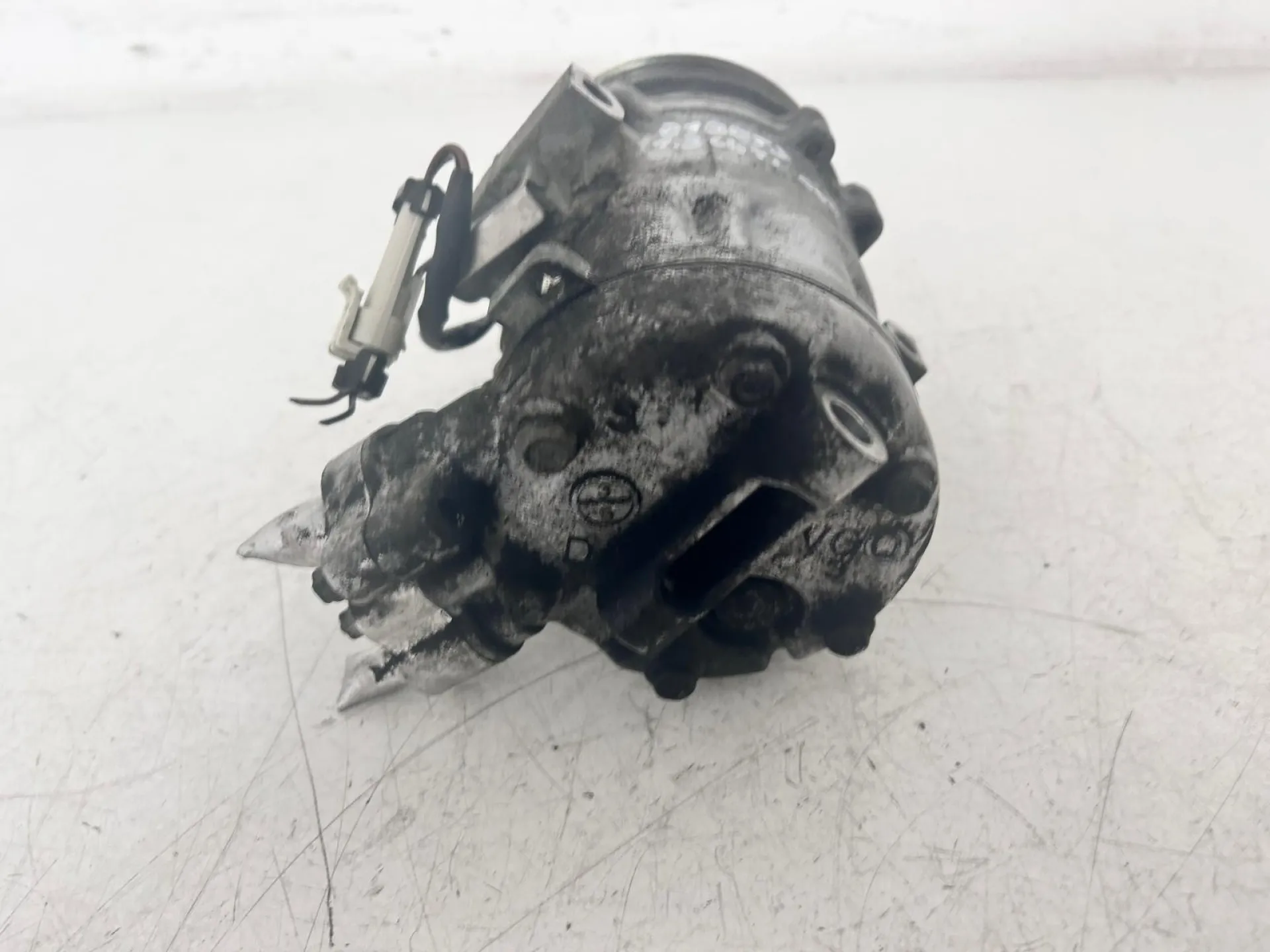 COMPRESSORE A/C con codice 13197538 da OPEL Corsa D 5P 2° Serie Diesel 1300 (11>)