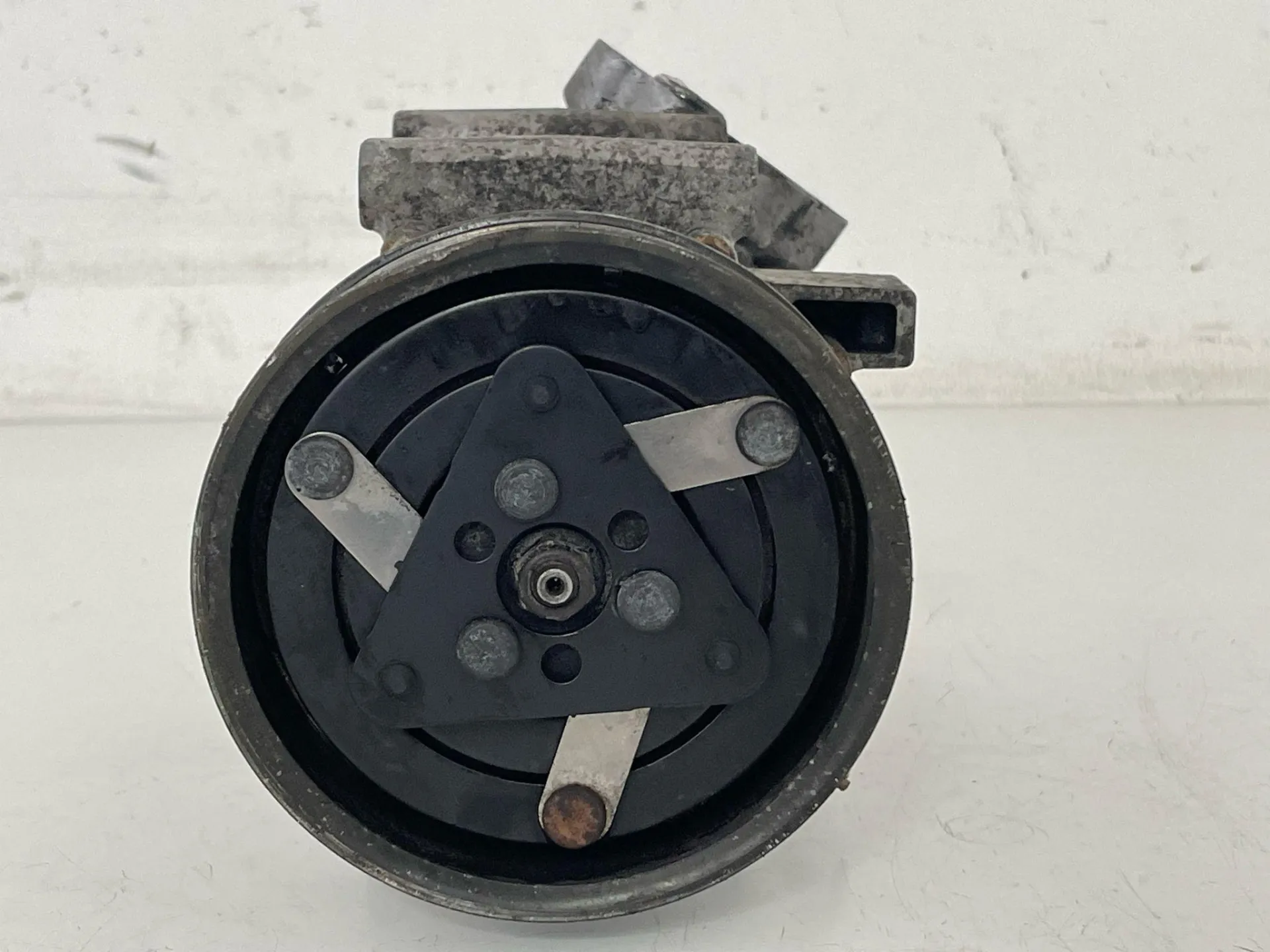COMPRESSORE A/C con codice 8200365787 da RENAULT Clio Serie con codice motore K9K T7/K9K T7 Diesel 1500 (08>15)