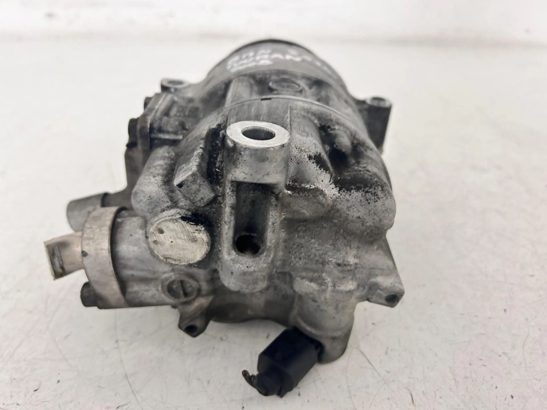 COMPRESSORE A/C con codice 1K0820859F da VOLKSWAGEN Touran 2° Serie Diesel 2000 (07>10)