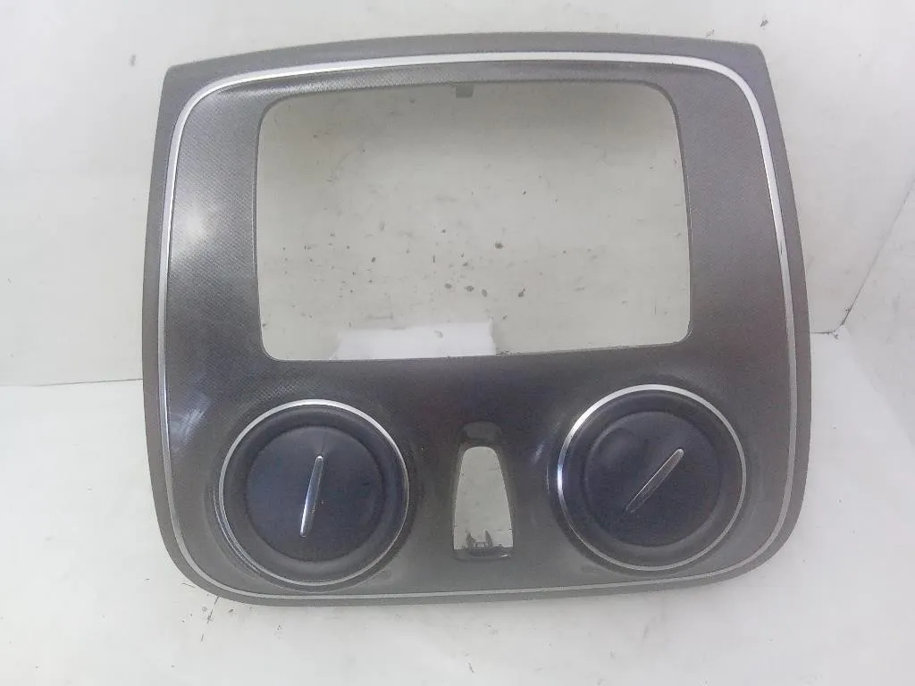 CORNICE AUTORADIO con codice 682603655R da DACIA Sandero Serie II (12>20)