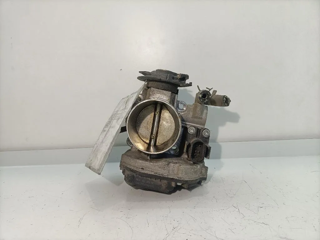 CORPO FARFALLATO con codice 06A133064M da VOLKSWAGEN Golf 4 Berlina AKL benzina 1595 (97>03)