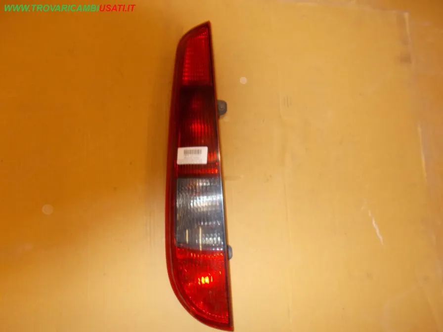 FANALE POST.S. FRECCIA FUME FORD FOCUS (CAP) 3p / 5p / Style Wagon
