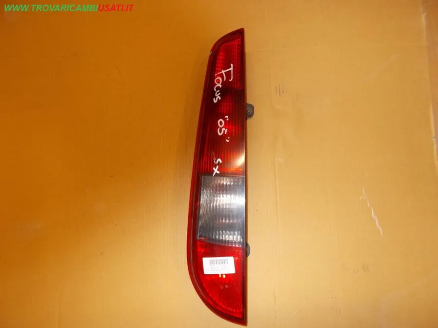 FANALE POST.S. FRECCIA FUME FORD FOCUS (CAP) 3p / 5p / Style Wagon