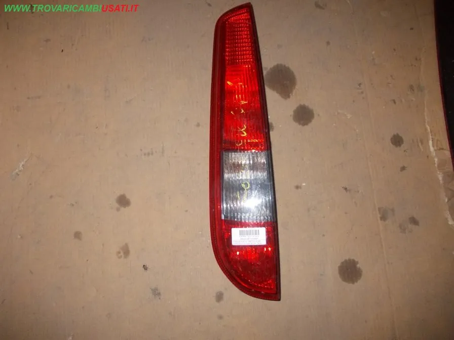 FANALE POST.S. FRECCIA FUME FORD FOCUS (CAP) 3p / 5p / Style Wagon