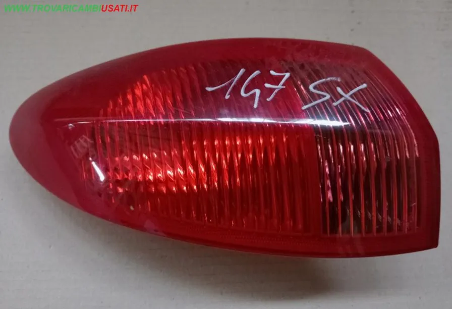 FANALE POST.S.(parte est.) PLASTICA INT. ROSSA ALFA ROMEO 147 (W8)
