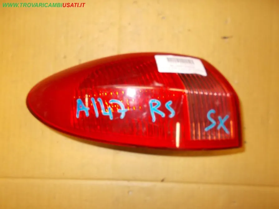 FANALE POST.S.(parte est.) PLASTICA INT. ROSSA ALFA ROMEO 147 (937-W8)