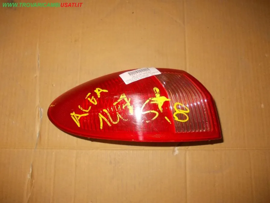 FANALE POST.S.(parte est.) PLASTICA INT. ROSSA ALFA ROMEO 147 (937-W8)
