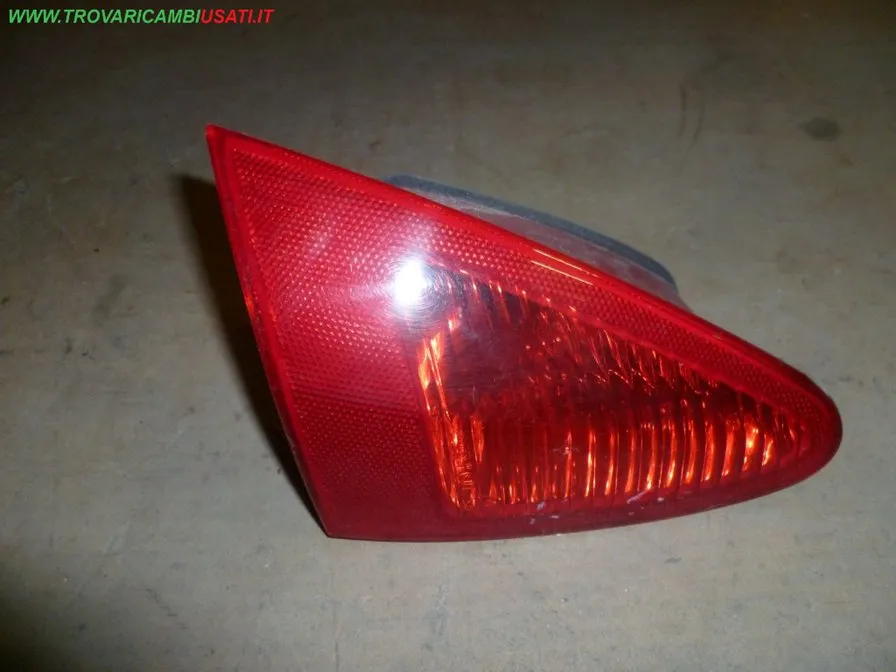 FANALE POST.S.(parte int.) PLASTICA ROSSA ALFA ROMEO 147 (937-W8)