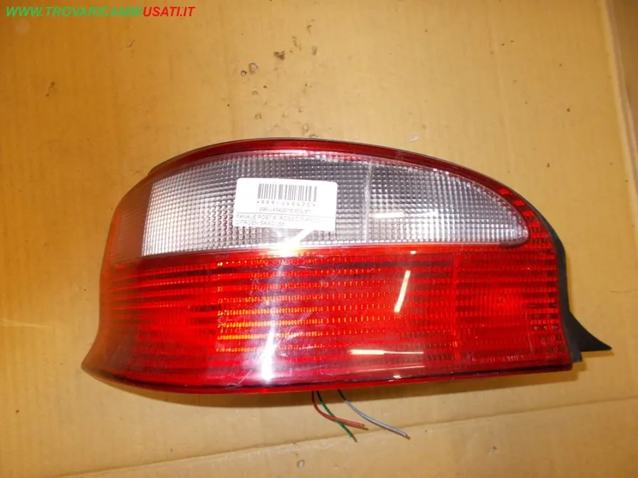 FANALE POST.S. ROSSO BIANCO CITROEN SAXO (S8)